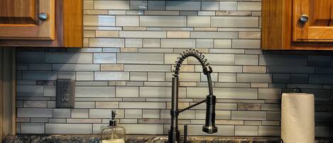 Geladeira, micro-ondas, cafeteira/chaleira, torradeira