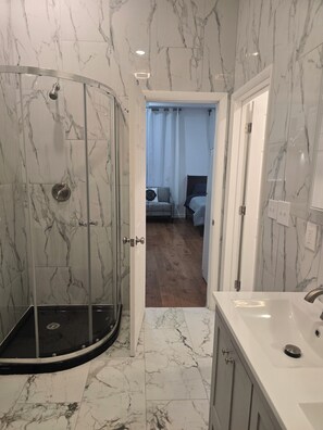Shower, hair dryer, towels, soap - Spacious 6-bedroom luxury in charming Cincinnati with large parking (Cincinnati)