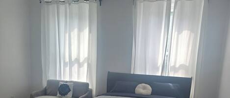 6 bedrooms, iron/ironing board, WiFi, bed sheets