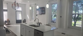 Spacious 6-bedroom luxury in charming Cincinnati with large parking