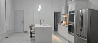 Cool luxury apartment with parking in vibrant Cincinnati Downtown