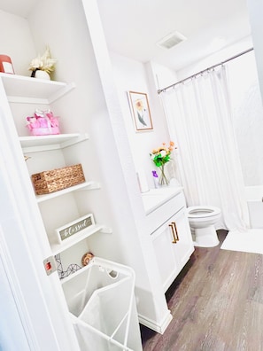 Sèche-cheveux, serviettes fournies, savon, papier toilette