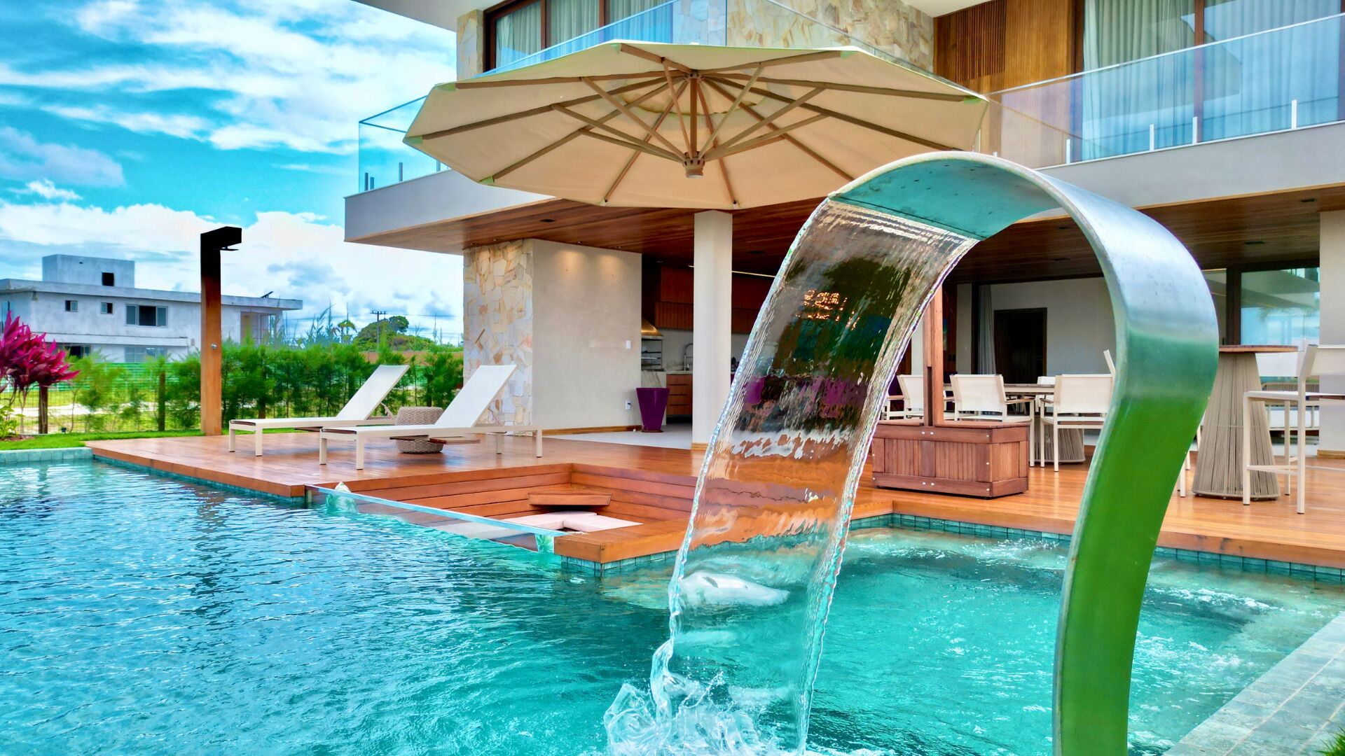 Een binnenzwembad en een buitenzwembad