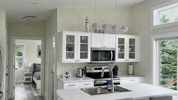 Frigorífico, microondas, horno y placa de cocina