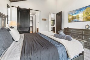6 bedrooms, desk, iron/ironing board, free WiFi