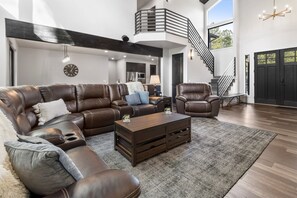 Smart TV, fireplace, offices, computer monitors - Timberstone Lodge | King Beds~Hot Tub~EV Charger (Show Low)