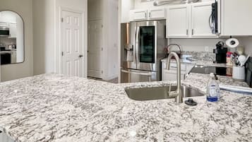 冰箱、微波炉、烤箱、炉灶