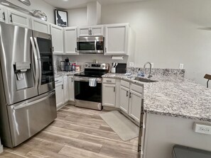 Réfrigérateur, micro-ondes, four, plaque de cuisson