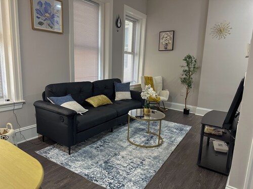 2-bedroom apartmt in awesome Baltimore with easy access to restaurants and sites