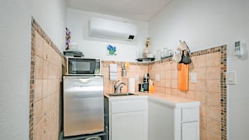 Een microgolfoven, een koffiezetapparaat/waterkoker