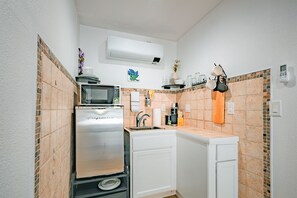 Microwave, coffee/tea maker, cookware/dishes/utensils, dining tables