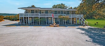 Views, Lux 2, Full Beds Suite, Pets OK AT Ramp 1