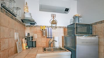 Microwave, coffee/tea maker, cookware/dishes/utensils, dining tables