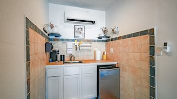 Microwave, coffee/tea maker, cookware/dishes/utensils, dining tables