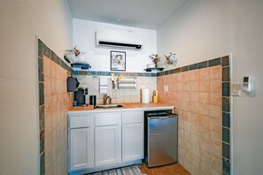 Microwave, coffee/tea maker, cookware/dishes/utensils, dining tables