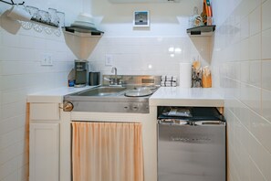 Microwave, coffee/tea maker, cookware/dishes/utensils, dining tables