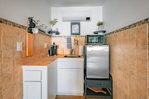 Microwave, coffee/tea maker, cookware/dishes/utensils, dining tables