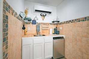 Mikrowelle, Wasserkocher mit Kaffee-/Teezubehör