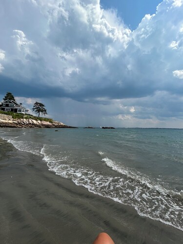 Beautiful home by the sea-4 miles from Salem, 12 miles from Boston-by 2 beaches