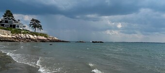 Beautiful home by the sea-4 miles from Salem, 12 miles from Boston-by 2 beaches