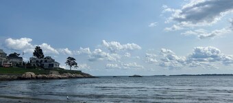 Beautiful home by the sea-4 miles from Salem, 12 miles from Boston-by 2 beaches