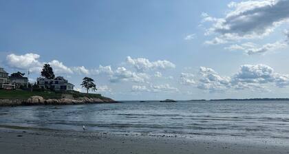 Beautiful home by the sea-4 miles from Salem, 12 miles from Boston-by 2 beaches