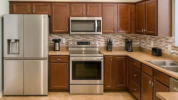 Jääkaappi, mikroaaltouuni, uuni, liesi