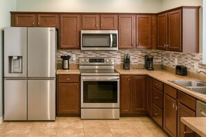 Refrigerador, microondas, horno, placa de cocina