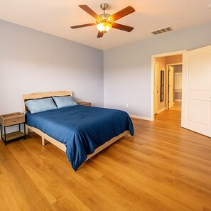 4 bedrooms, iron/ironing board, travel cot, free WiFi - Retreat W/Garage Near Beech Bend and NCM (Bowling Green)