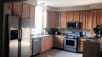 Microondas, horno, placa de cocina y lavavajillas