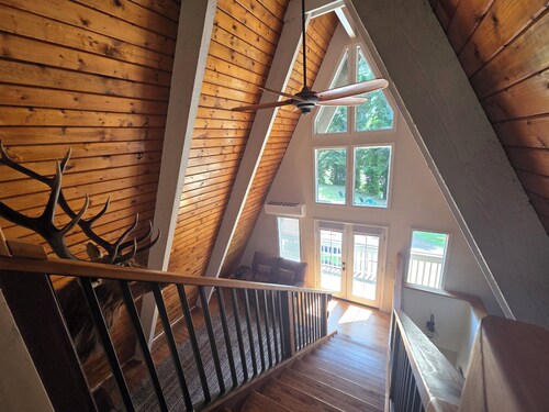 4-bedroom cabin in peaceful Lakeside Oregon