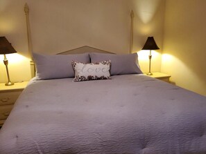 A neatly made bed with a floral pillow, two bedside lamps, and a nightstand with drawers. - 7 rooms and 3 bathrooms NEW! (Weinböhla)