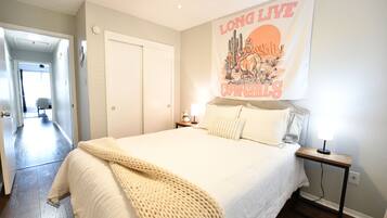 2 bedrooms, iron/ironing board, bed sheets