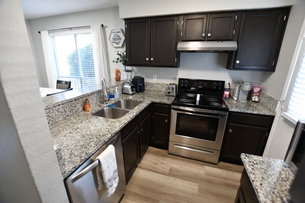 ميكروويف، فرن، موقد طهي مسطح، غسالة أطباق