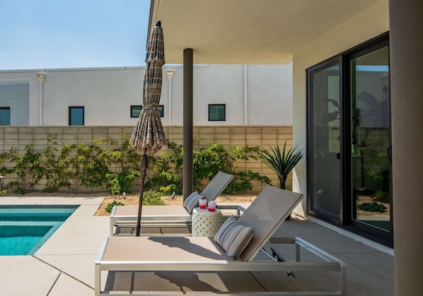 Ferienhaus, Mehrere Betten, Poolzugang, Poolblick (Modern Miralon) | Pool | Außenpool, Sonnenschirme, Liegestühle
