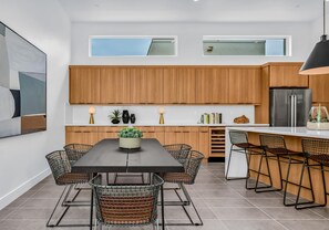��บ้านพัก, หลายเตียง, ใช้สระว่ายน้ำได้, วิวสระว่ายน้ำ (Modern Miralon) | ร้านอาหาร