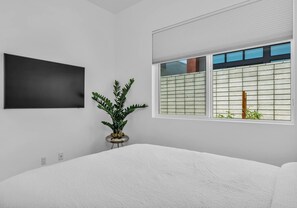 Maison, plusieurs lits, accès piscine, vue piscine (Modern Miralon) | Décoration personnalisée, ameublement personnalisé, bureau