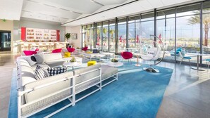 Lobby - Modern Miralon - Sophisticated Retreat for Up To 5 w/ Resort Amenities (Palm Springs)