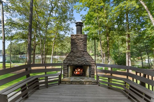 Lake Oconee Getaway • Dock • Fire Pit • Dog Friendly