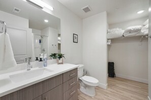 Douche, sèche-cheveux, serviettes fournies, savon