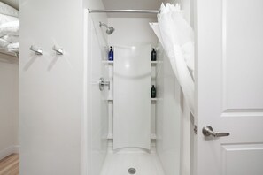 Een douche, een haardroger, handdoeken, zeep