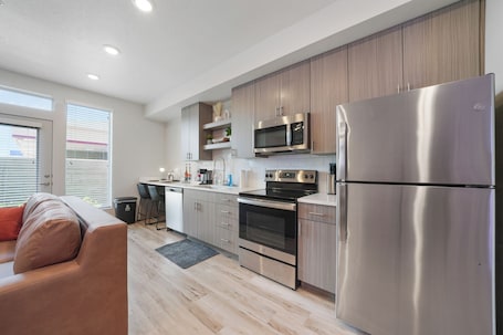Microwave, oven, stovetop, dishwasher. Studio in SLC, Community Pool, Hot Tub, Gym! Arcade Machine! Coffee Station!