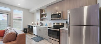 Studio in SLC, Community Pool, Hot Tub, Gym! Arcade Machine! Coffee Station!