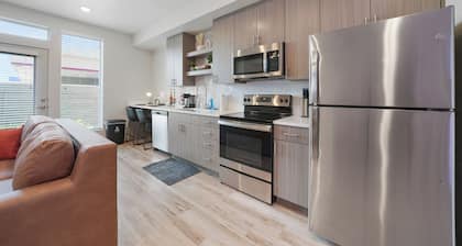 Studio in SLC, Community Pool, Hot Tub, Gym! Arcade Machine! Coffee Station!