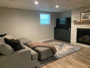 Smart TV, fireplace