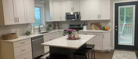 Een koelkast, een magnetron, een oven, een kookplaat