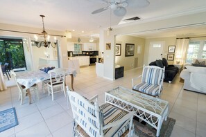 TV - Waterfront, Private Pool, Walk to Tigertail Beach, Best of Marco! (Marco Island)