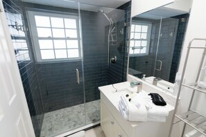 Shower, hair dryer, towels - Waterfront, Private Pool, Walk to Tigertail Beach, Best of Marco! (Marco Island)