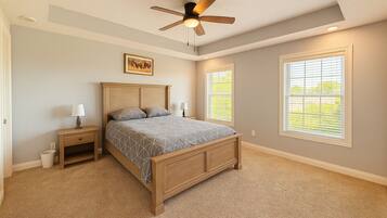 4 habitaciones, escritorio y tabla de planchar con plancha