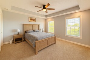 4 habitaciones, escritorio y tabla de planchar con plancha 